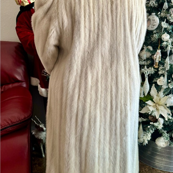 Beautiful White Full Length Ranch Mink Coat from Lord and Taylor. - Picture 2 of 4